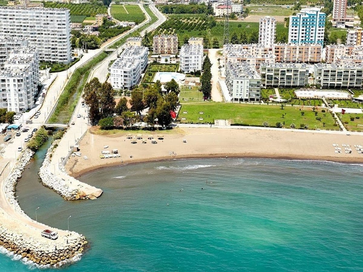 Arpaçbahşiş halk plajı ve arkasındaki yazlık siteler