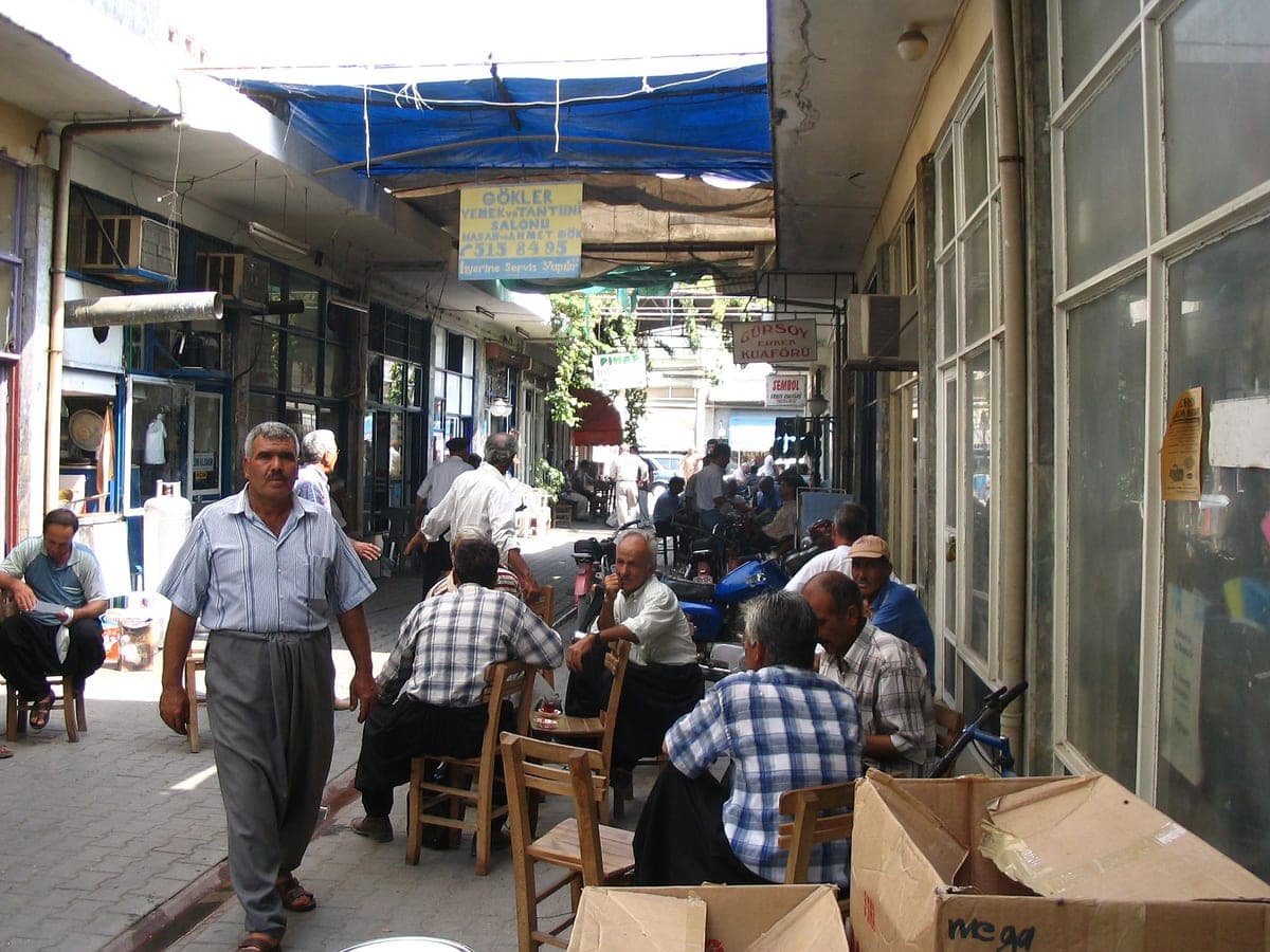Erdemli merkezdeki üstü kapalı çarşı sokağı ve kahve içen esnaf