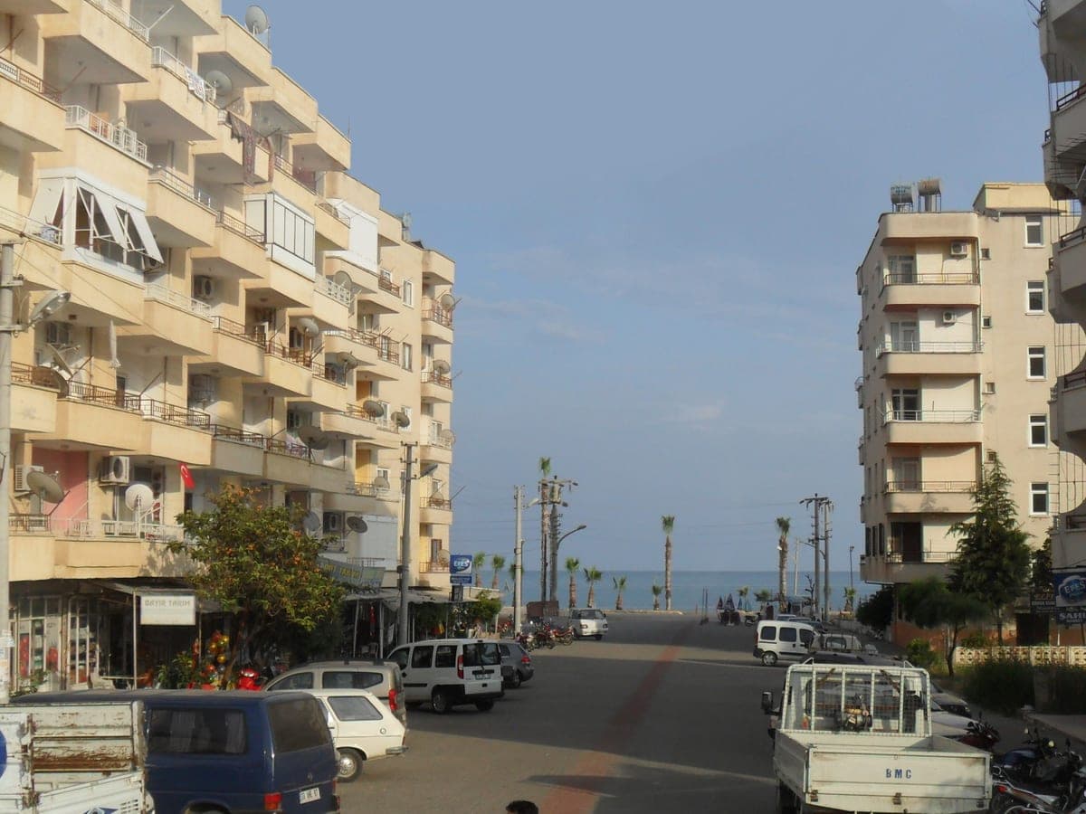 Kumkuyu'da apartmanların sıralandığı sokak ve denize inen yol